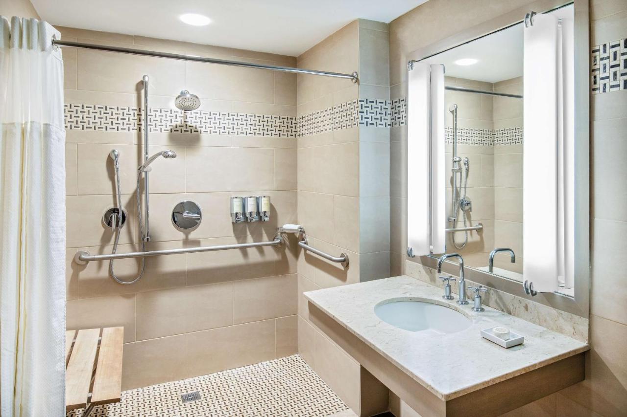 King - River View - Mobility/Hearing Accessible - Roll-In Shower - East Tower,1247593798:JPEG