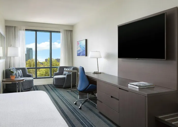 Hotel with Tennis: Courtyard By Marriott Boston Cambridge